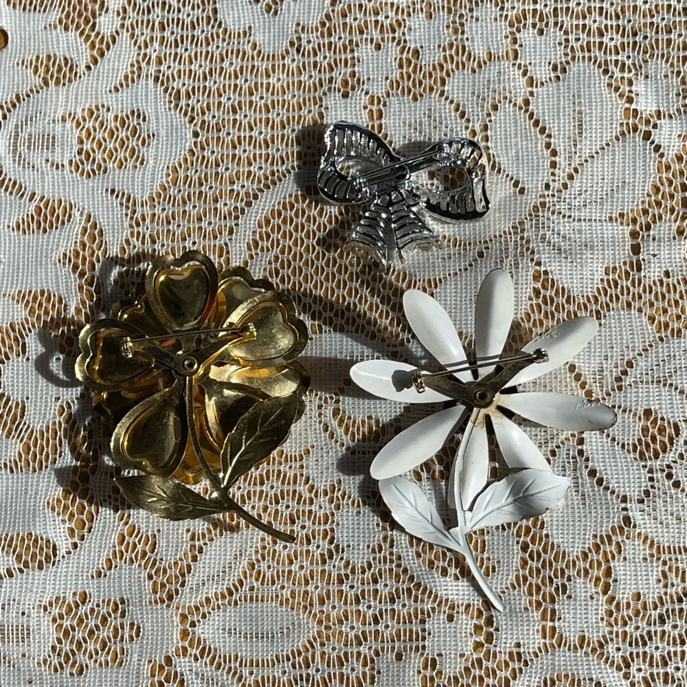 3 vintage pins, 2 flowers and a bow, gold tone/silver tone/white - Picture 9 of 9